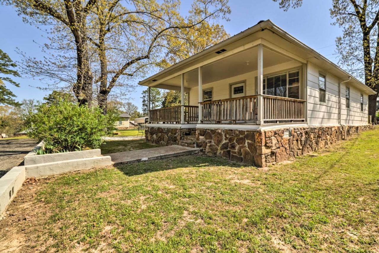 Charming Home With Porch Walk To Greers Ferry Lake! Fairfield Bay Extérieur photo