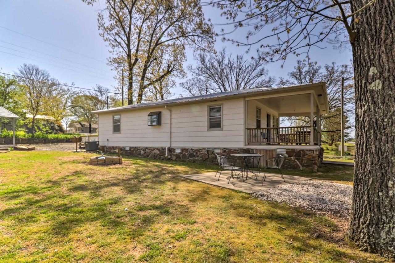 Charming Home With Porch Walk To Greers Ferry Lake! Fairfield Bay Extérieur photo