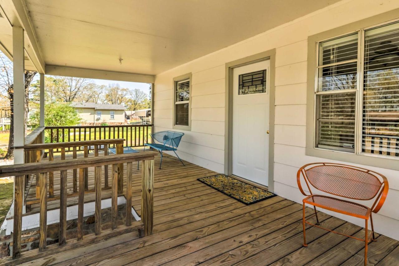 Charming Home With Porch Walk To Greers Ferry Lake! Fairfield Bay Extérieur photo